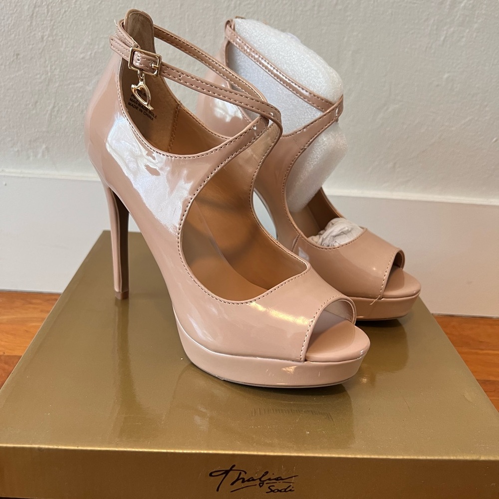 Thalia Sodi Chelsiep nude patent platform dress pumps BRAND NEW